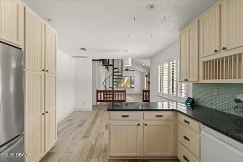 Kitchen - 232 Chippewa Cir, Ormond Beach, FL 32174 photo 7 of 7
