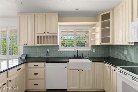 Kitchen - 232 Chippewa Cir, Ormond Beach, FL 32174 photo 4 of 7