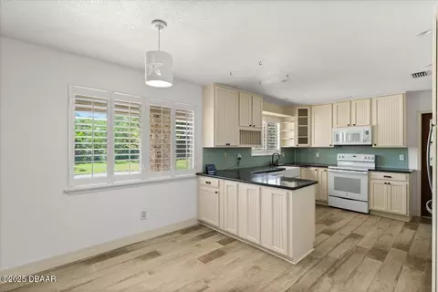 Kitchen - 232 Chippewa Cir, Ormond Beach, FL 32174 photo 2 of 7