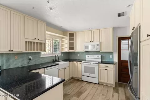 Kitchen - 232 Chippewa Cir, Ormond Beach, FL 32174 photo 3 of 7