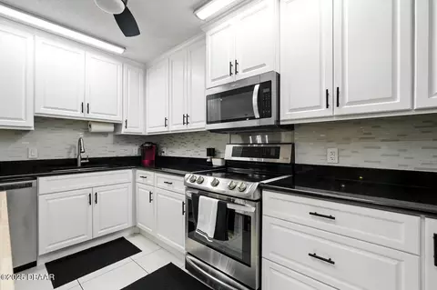 Kitchen - 320 Rio Pinar Dr, Ormond Beach, FL 32174 photo 5 of 5