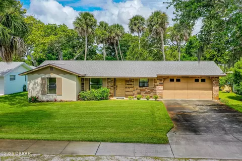 724 S Cooper St, New Smyrna Beach, FL 32169