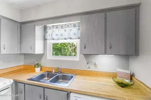 Kitchen - 236 S Beach St, Ormond Beach, FL 32174 photo 13 of 14