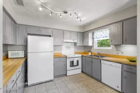 Kitchen - 236 S Beach St, Ormond Beach, FL 32174 photo 12 of 14