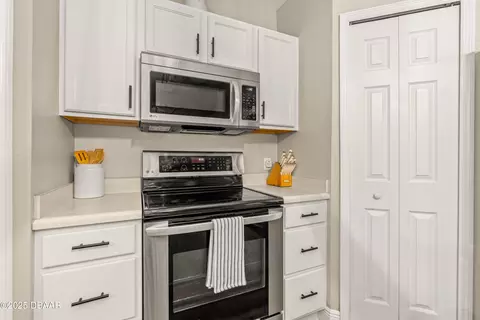 Kitchen - 29 Chrysanthemum Dr, Ormond Beach, FL 32174 photo 3 of 4
