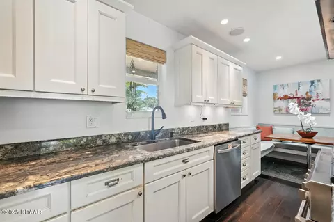 Kitchen - 29 Twin River Dr, Ormond Beach, FL 32174 photo 6 of 7