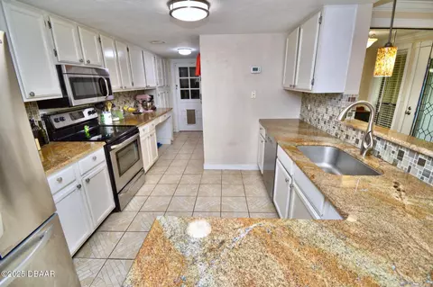 Kitchen - 10 Cherokee Trl, Ormond Beach, FL 32174 photo 2 of 5