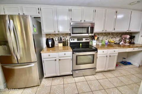 Kitchen - 10 Cherokee Trl, Ormond Beach, FL 32174 photo 4 of 5