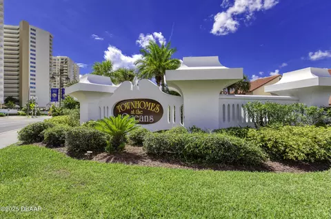 2932 Sea Oats Cir, Daytona Beach, FL 32118