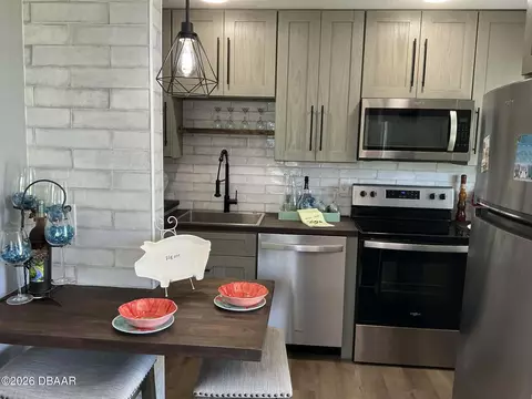601 Robin Rd, Ormond Beach, FL 32176
