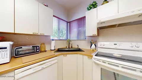 Kitchen - 14 Magnolia Dr S, Ormond Beach, FL 32174 photo 2 of 3