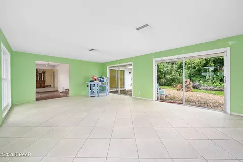 Living - 39 Bosarvey Cir, Ormond Beach, FL 32176 photo 3 of 8