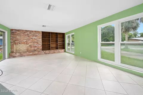 Living - 39 Bosarvey Cir, Ormond Beach, FL 32176 photo 2 of 8