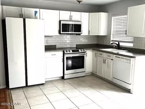 Kitchen - 1340 Par Ave, Ormond Beach, FL 32174 photo 2 of 2
