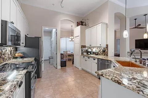 Kitchen - 945 Stone Lake Dr, Ormond Beach, FL 32174 photo 4 of 5