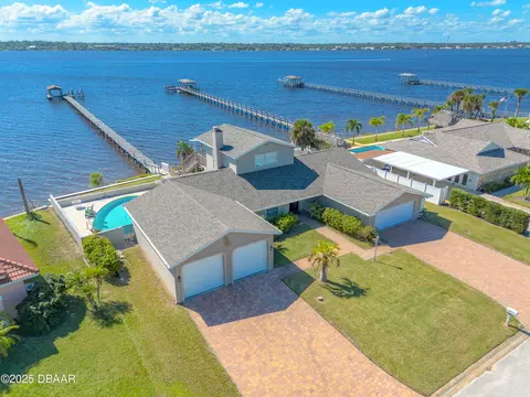 2914 River Point Dr, Daytona Beach, FL 32118