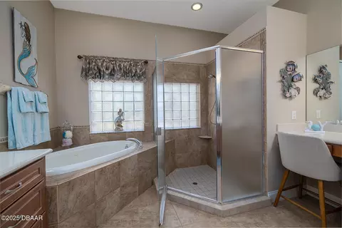 Bath - 1452 Kilrush Dr, Ormond Beach, FL 32174 photo 2 of 4