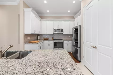 Kitchen - 76 Longridge Ln, Ormond Beach, FL 32174 photo 5 of 6