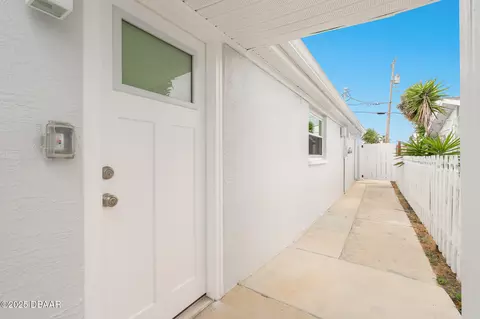 Entry Way - 8 Hibiscus Dr, Ormond Beach, FL 32176 photo 1 of 2