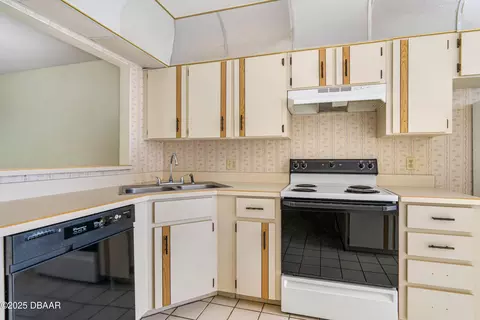 Kitchen - 140 Limewood Pl, Ormond Beach, FL 32174 photo 2 of 4