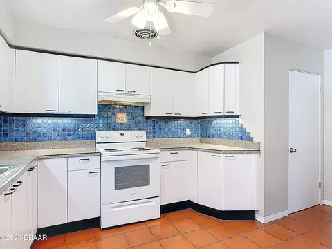 Kitchen - 11 Ponce De Leon Dr, Ormond Beach, FL 32176 photo 2 of 7