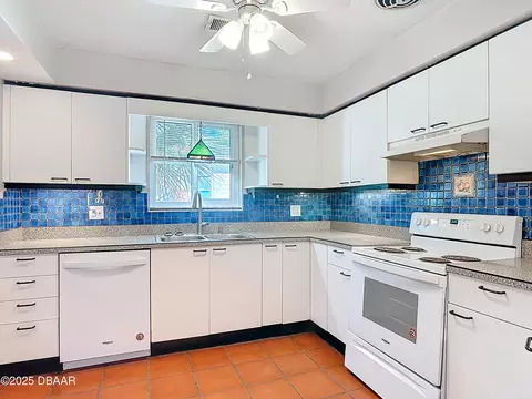 Kitchen - 11 Ponce De Leon Dr, Ormond Beach, FL 32176 photo 4 of 7