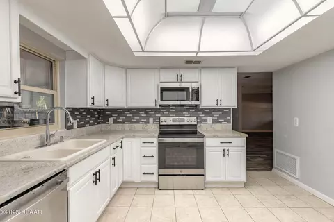 Kitchen - 507 Laurel Dr, Ormond Beach, FL 32174 photo 3 of 3