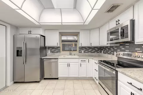 Kitchen - 507 Laurel Dr, Ormond Beach, FL 32174 photo 2 of 3
