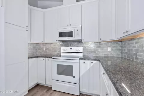 Kitchen - 33 Magnolia Dr N, Ormond Beach, FL 32174 photo 5 of 9
