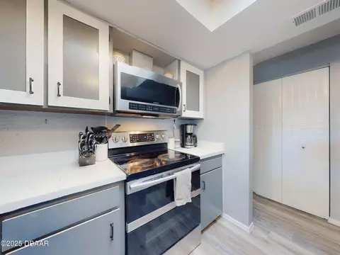 Kitchen - 16 Oak Ave, Ormond Beach, FL 32174 photo 8 of 10