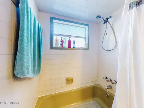 Bath - 16 Oak Ave, Ormond Beach, FL 32174 photo 2 of 5