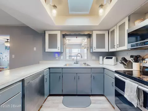Kitchen - 16 Oak Ave, Ormond Beach, FL 32174 photo 5 of 10