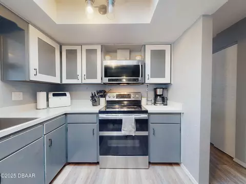 Kitchen - 16 Oak Ave, Ormond Beach, FL 32174 photo 6 of 10