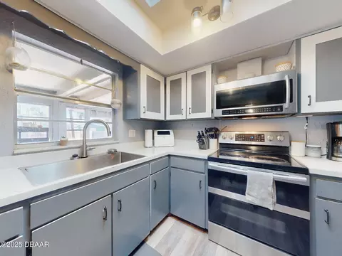 Kitchen - 16 Oak Ave, Ormond Beach, FL 32174 photo 10 of 10