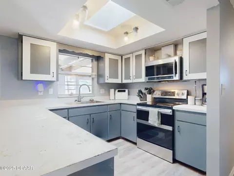 Kitchen - 16 Oak Ave, Ormond Beach, FL 32174 photo 4 of 10