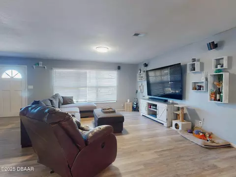 Living - 16 Oak Ave, Ormond Beach, FL 32174 photo 1 of 9
