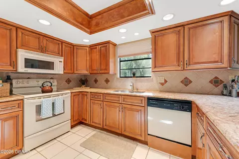 Kitchen - 40 Whippoorwill Ln, Ormond Beach, FL 32174 photo 3 of 3
