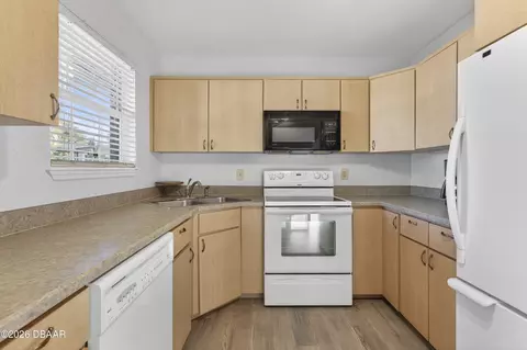 Kitchen - 65 Coquina Dr, Ormond Beach, FL 32176 photo 4 of 5