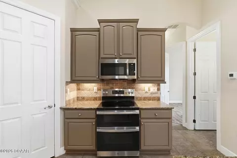 Kitchen - 14 Easterly Pl, Palm Coast, FL 32164 photo 4 of 6