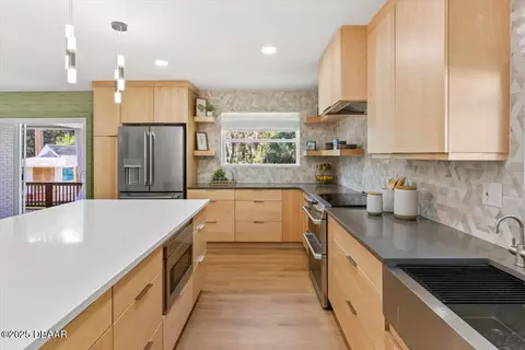 Kitchen - 225 Pawnee Dr, Ormond Beach, FL 32174 photo 4 of 6
