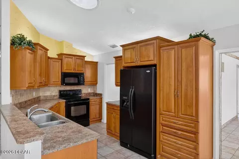 Kitchen - 114 Roble Ln, Ormond Beach, FL 32174 photo 4 of 5