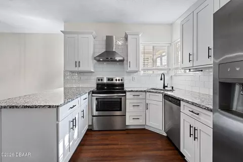 Kitchen - 39 Magnolia Dr S, Ormond Beach, FL 32174 photo 4 of 6