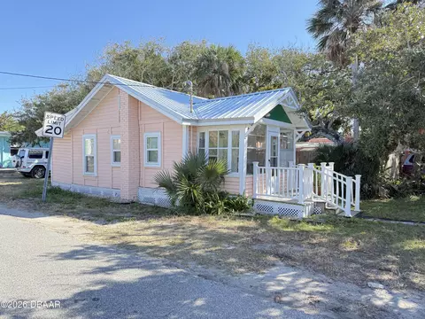 207 N Pine St, New Smyrna Beach, FL 32169