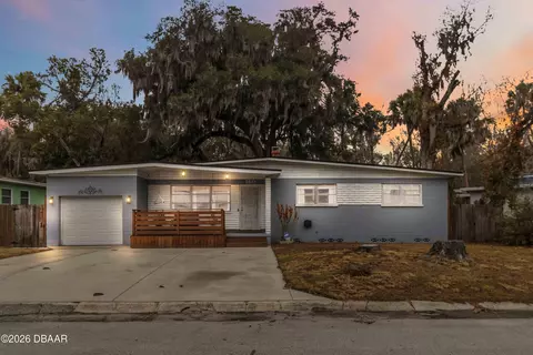 160 Oakwood Dr, Daytona Beach, FL 32117