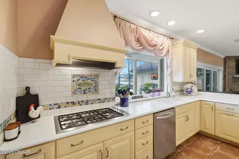 Kitchen - 10 Magnolia Ln, Ormond Beach, FL 32174 photo 7 of 13