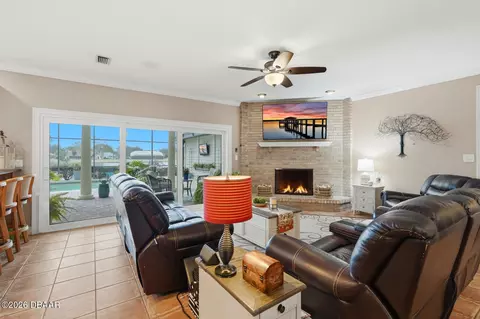 Living - 10 Magnolia Ln, Ormond Beach, FL 32174 photo 6 of 10