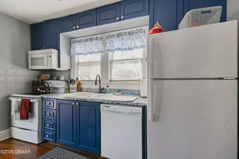 Kitchen - 118 E Yelkca Ter, Edgewater, FL 32132 photo 2 of 5