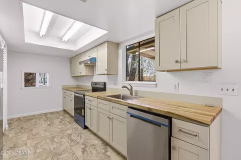 Kitchen - 38 Snaresbrook Ct, Ormond Beach, FL 32174 photo 2 of 2
