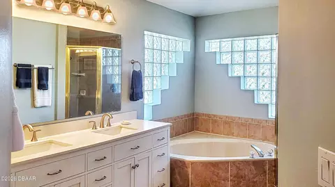 Bath - 1290 Royal Pointe Ln, Ormond Beach, FL 32174 photo 2 of 5