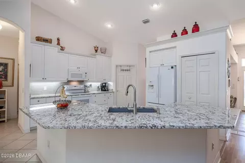 Kitchen - 19 Waterbluff Dr, Ormond Beach, FL 32174 photo 4 of 5
